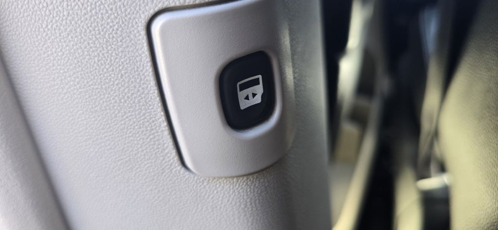 2016 Chrysler Town & Country Image 21