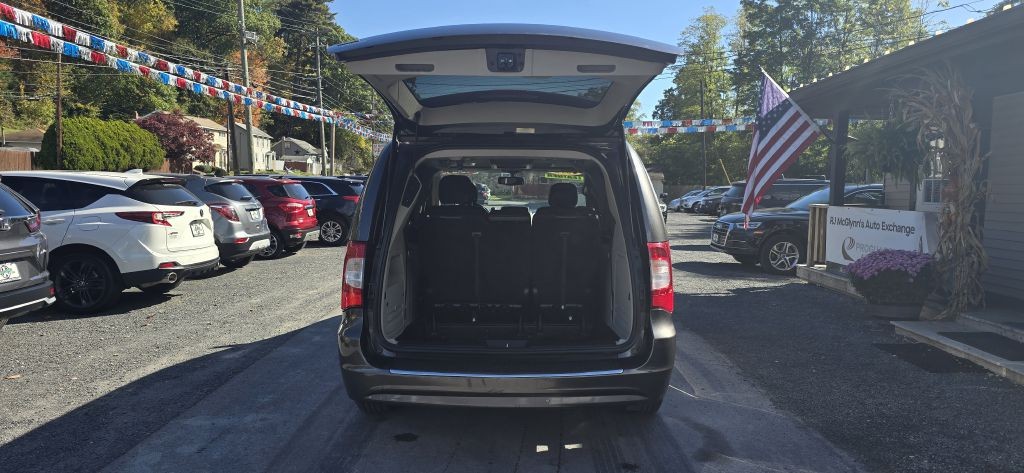 2016 Chrysler Town & Country Image 23