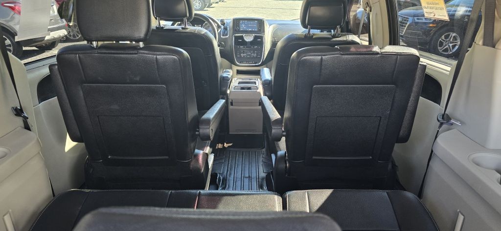2016 Chrysler Town & Country Image 26