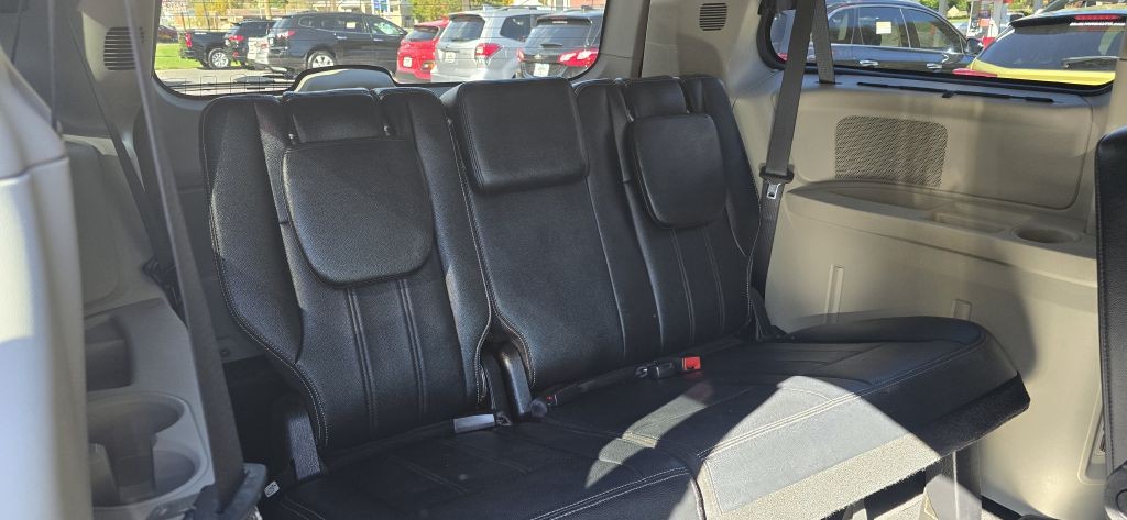 2016 Chrysler Town & Country Image 28