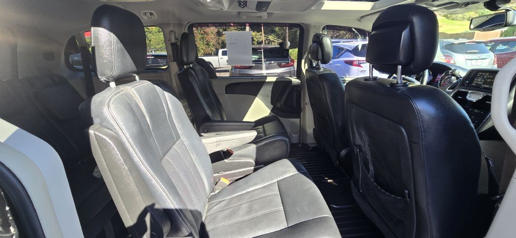 2016 Chrysler Town & Country Image 29