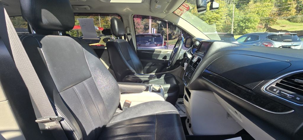 2016 Chrysler Town & Country Image 30