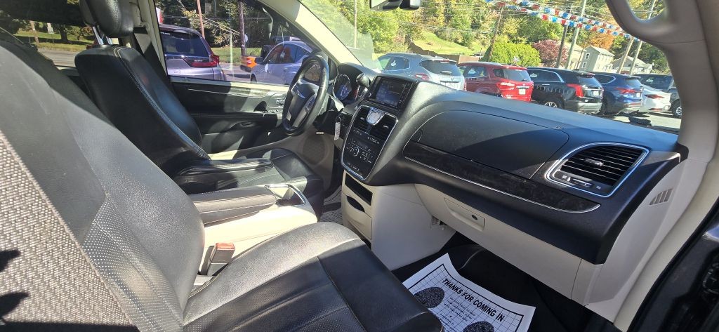 2016 Chrysler Town & Country Image 31