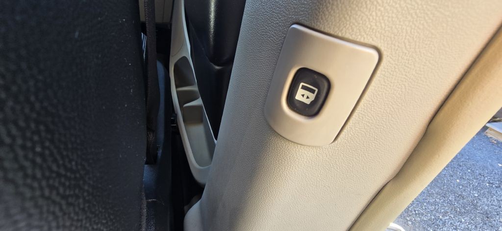 2016 Chrysler Town & Country Image 34