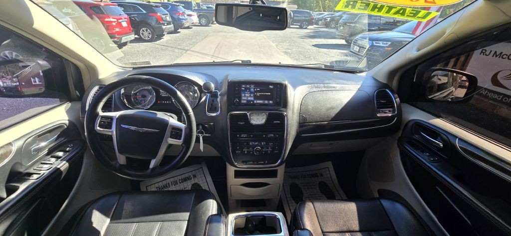 2016 Chrysler Town & Country Image 39