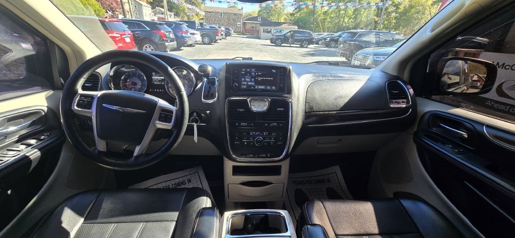 2016 Chrysler Town & Country Image 40
