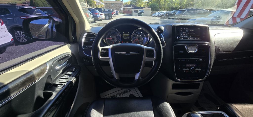 2016 Chrysler Town & Country Image 48