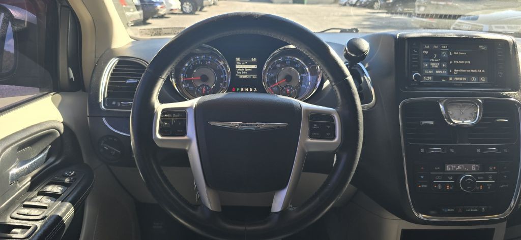 2016 Chrysler Town & Country Image 49