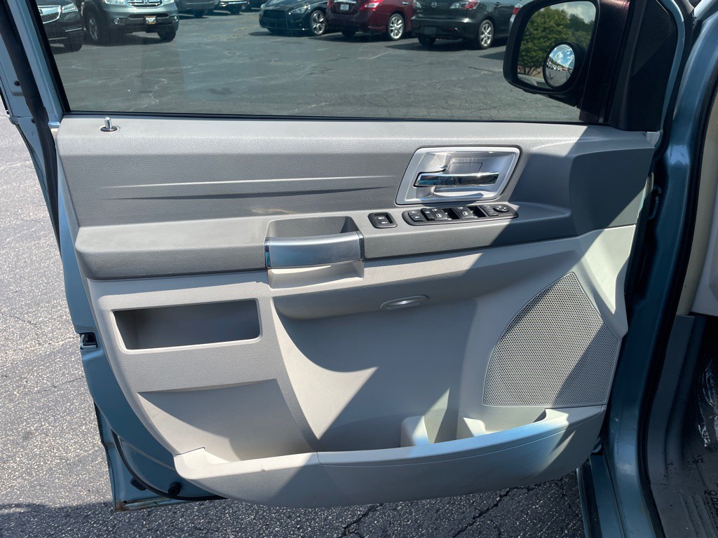 2008 Chrysler Town & Country Image 9