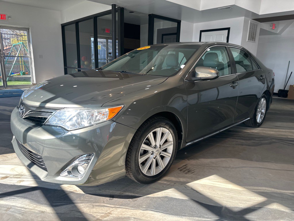2012 Toyota Camry Image 2