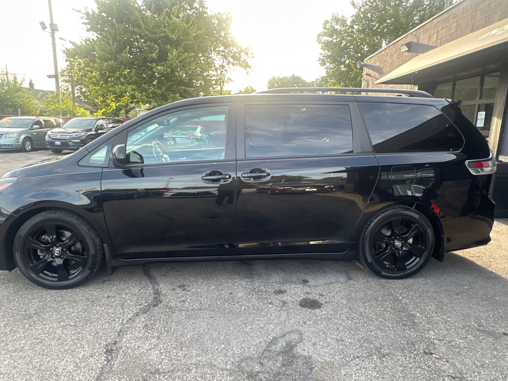 2020 Toyota Sienna Image 2