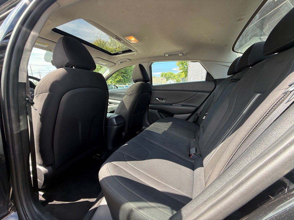 2022 Hyundai Elantra Image 5