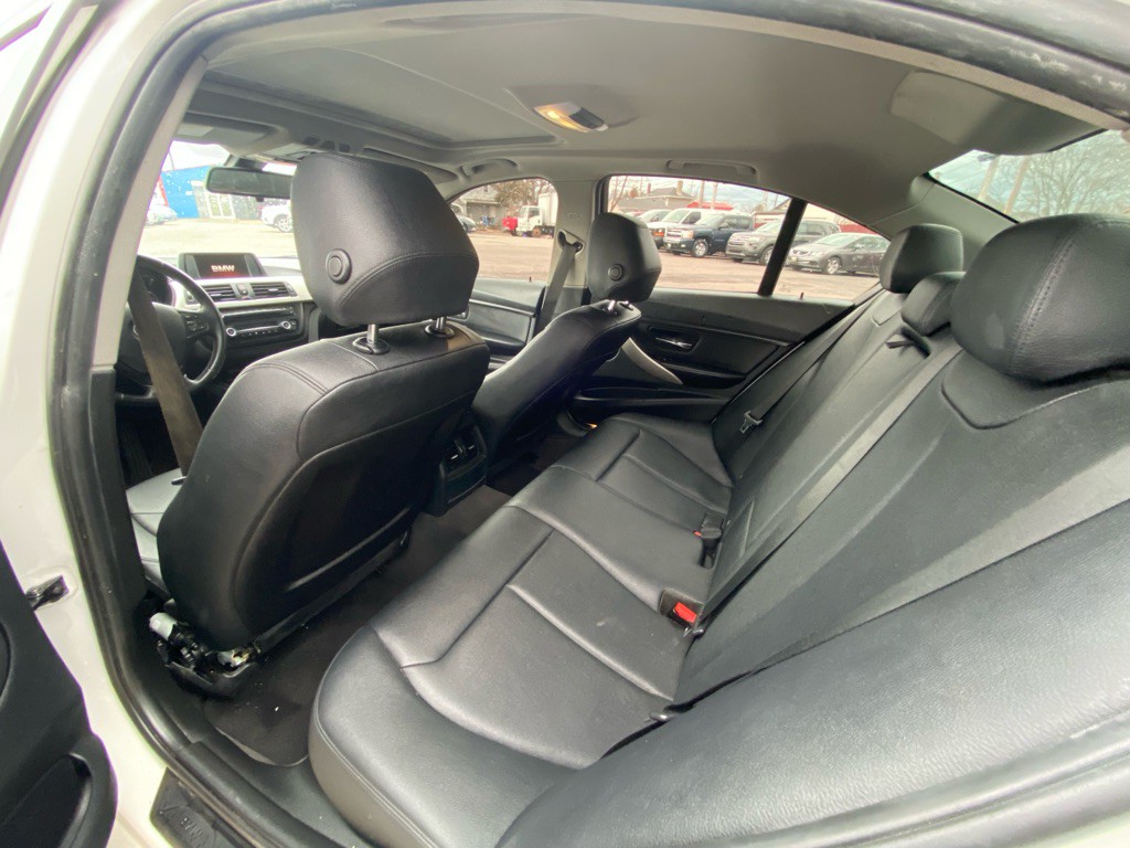 2014 BMW 3 Series Image 25