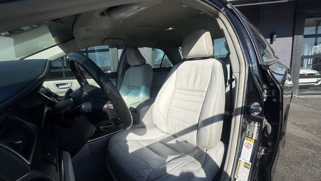 2016 Toyota Camry Image 2