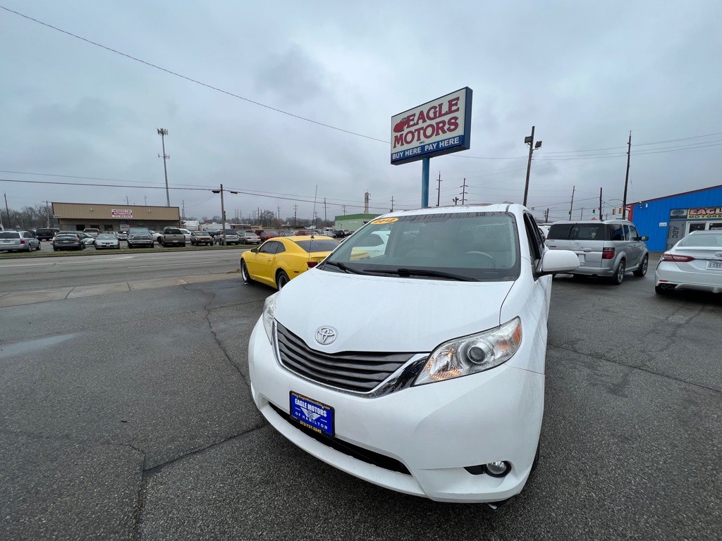 2012 Toyota Sienna Image 2