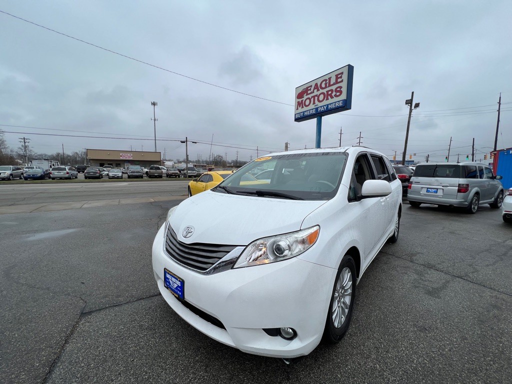 2012 Toyota Sienna Image 3