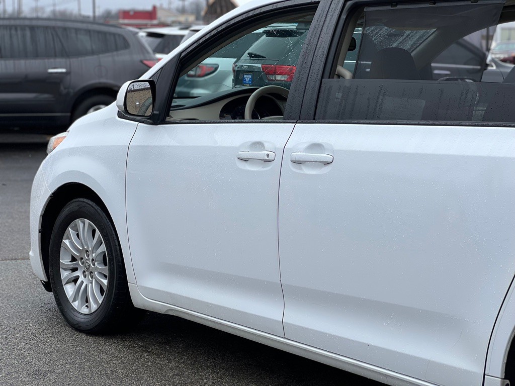 2012 Toyota Sienna Image 4