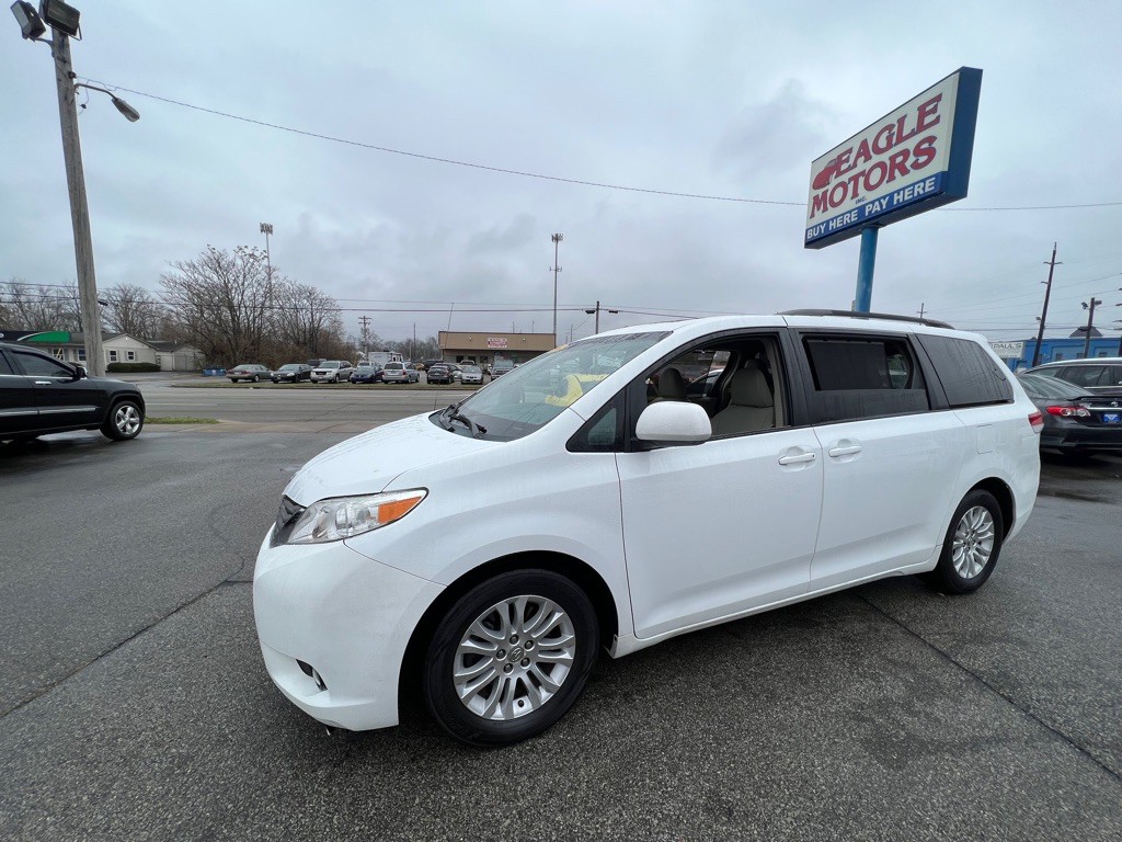 2012 Toyota Sienna Image 5