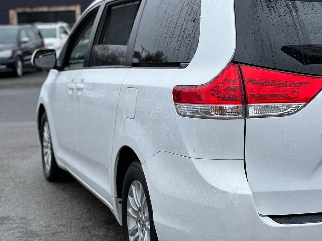 2012 Toyota Sienna Image 8