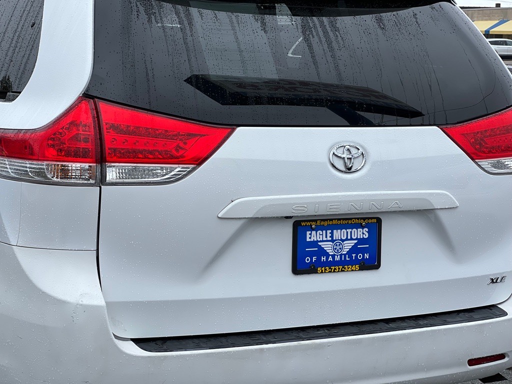 2012 Toyota Sienna Image 11