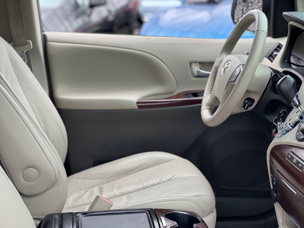 2012 Toyota Sienna Image 14