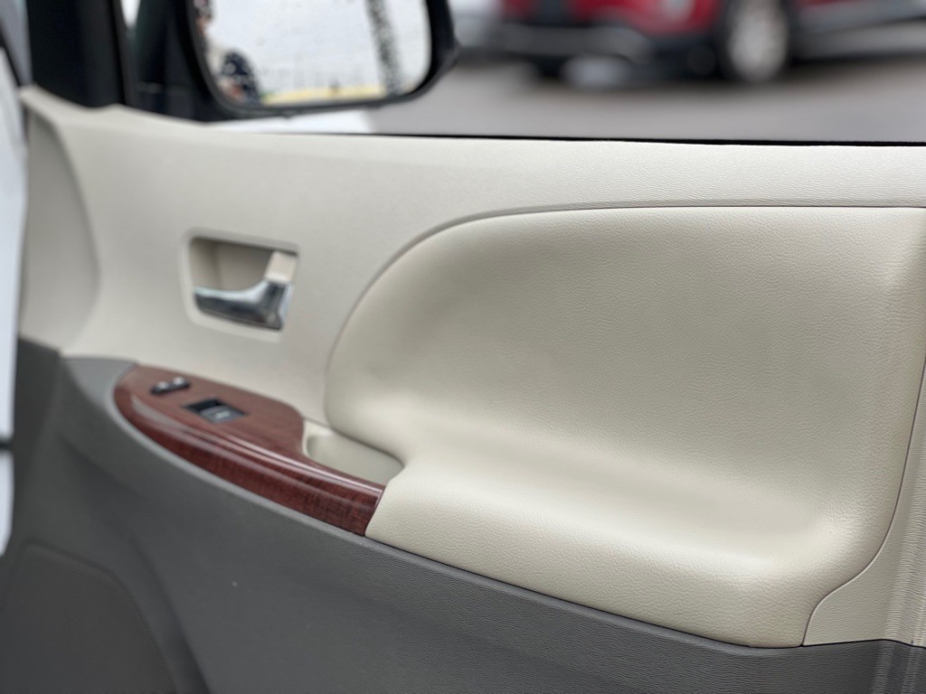 2012 Toyota Sienna Image 15