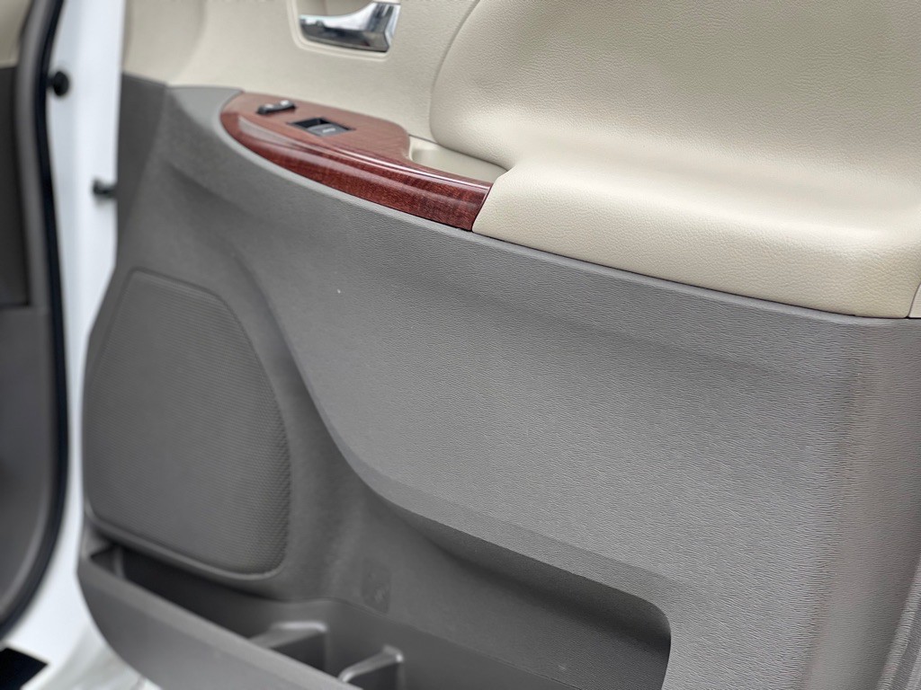 2012 Toyota Sienna Image 16
