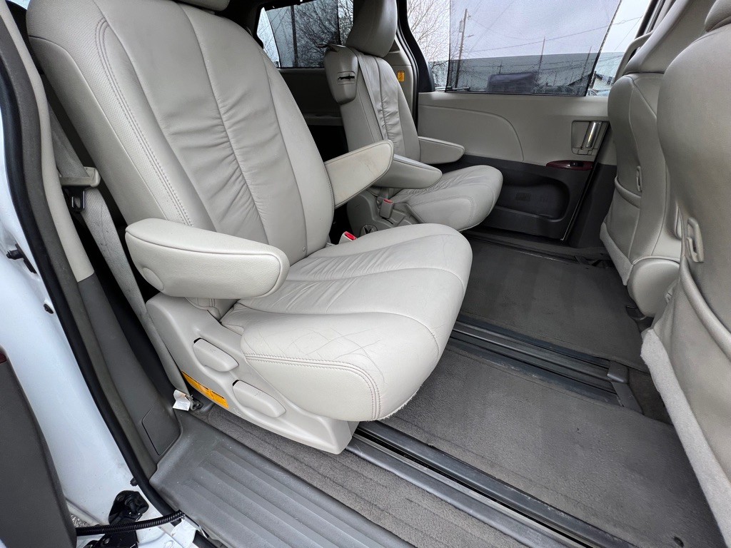 2012 Toyota Sienna Image 17