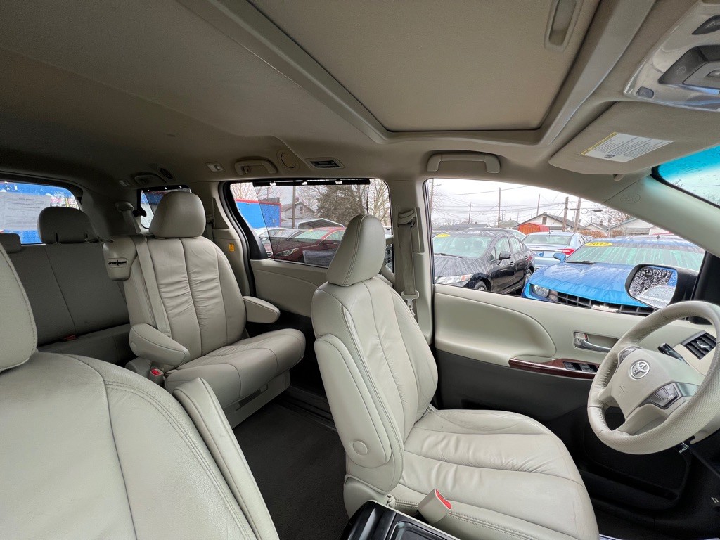 2012 Toyota Sienna Image 18