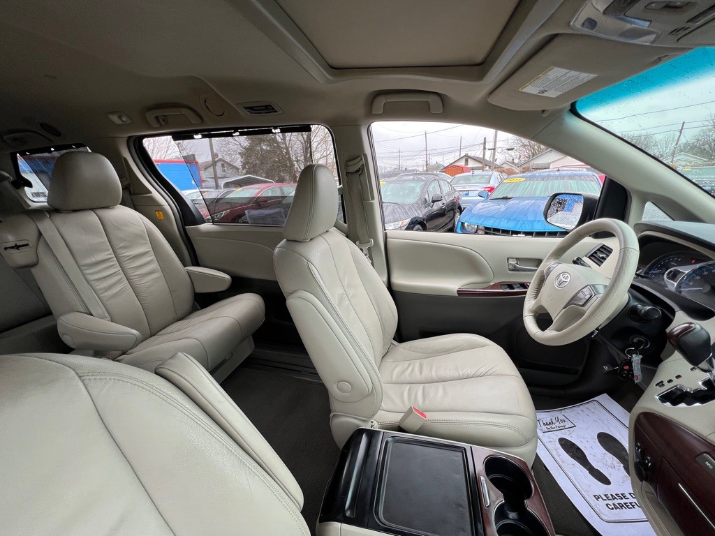 2012 Toyota Sienna Image 20