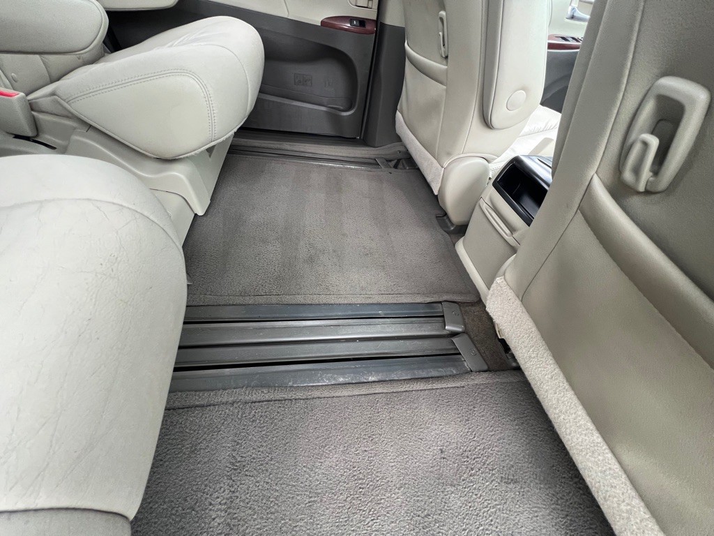 2012 Toyota Sienna Image 21