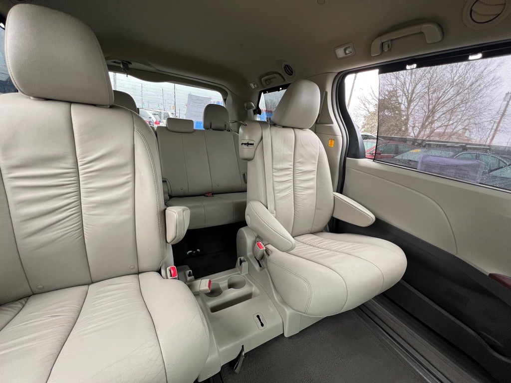 2012 Toyota Sienna Image 22