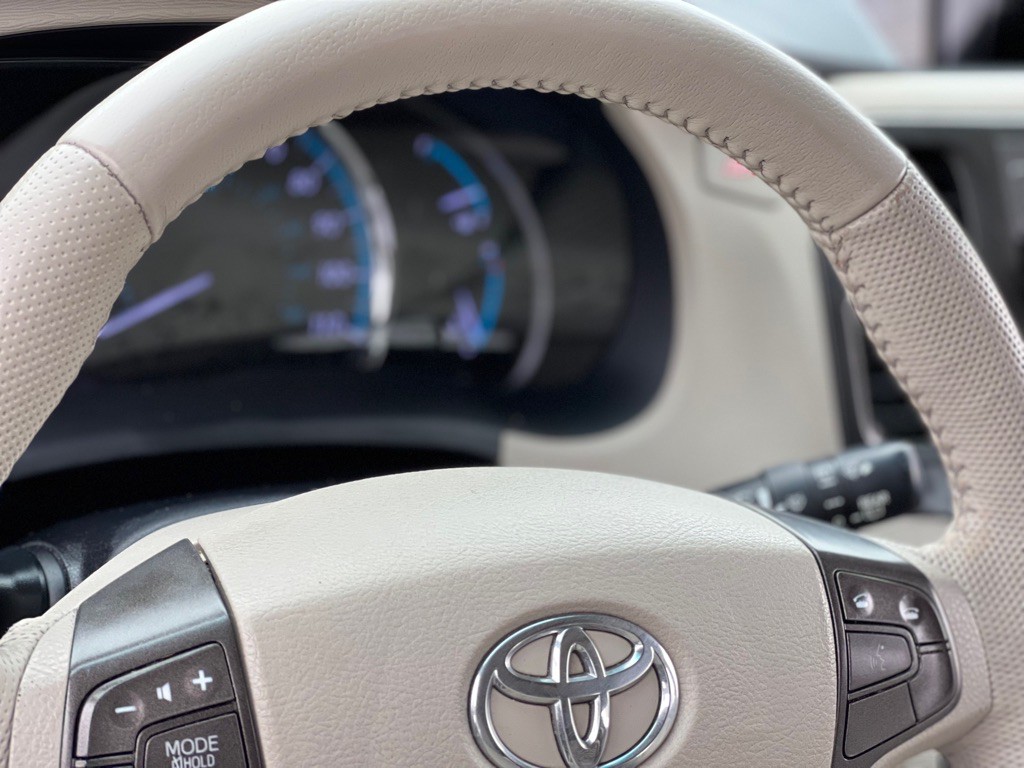 2012 Toyota Sienna Image 23