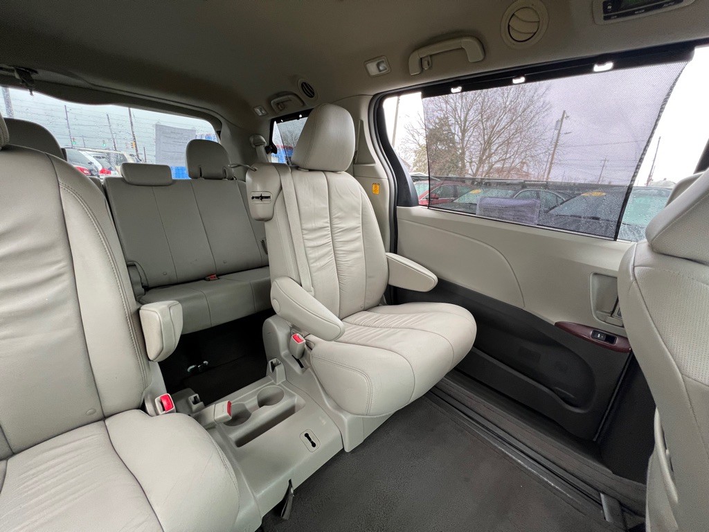 2012 Toyota Sienna Image 24