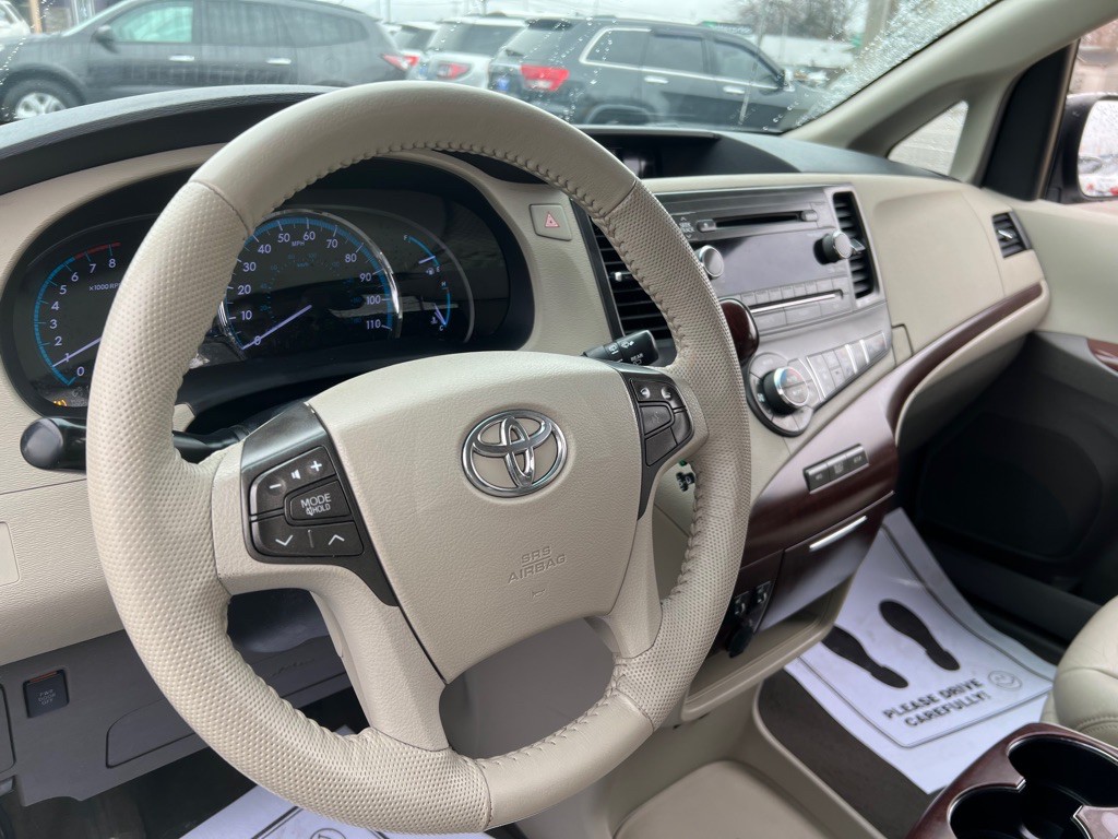 2012 Toyota Sienna Image 26