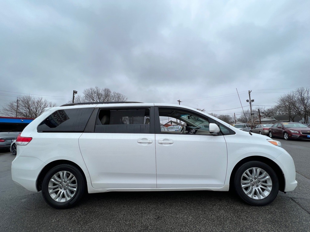 2012 Toyota Sienna Image 27