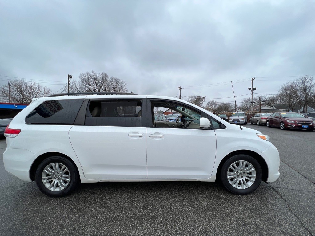 2012 Toyota Sienna Image 28