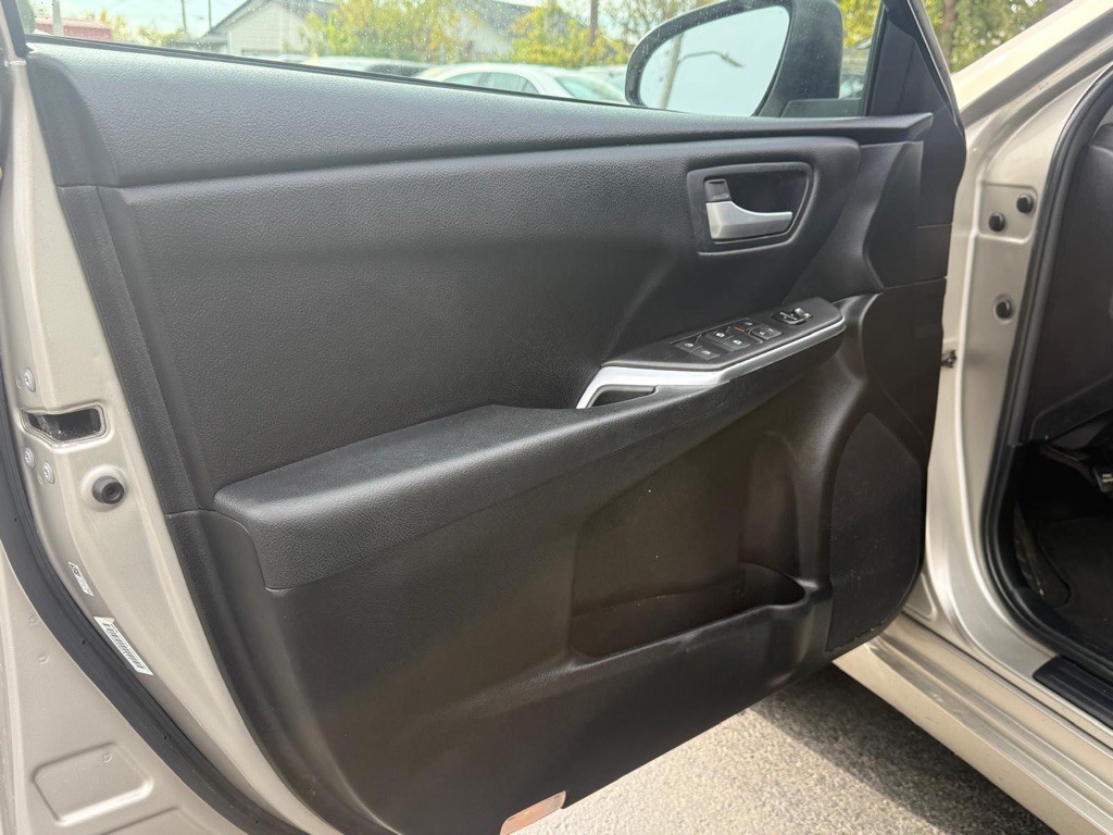 2016 Toyota Camry Image 2