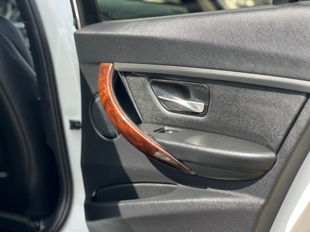 2014 BMW 3 Series Image 19