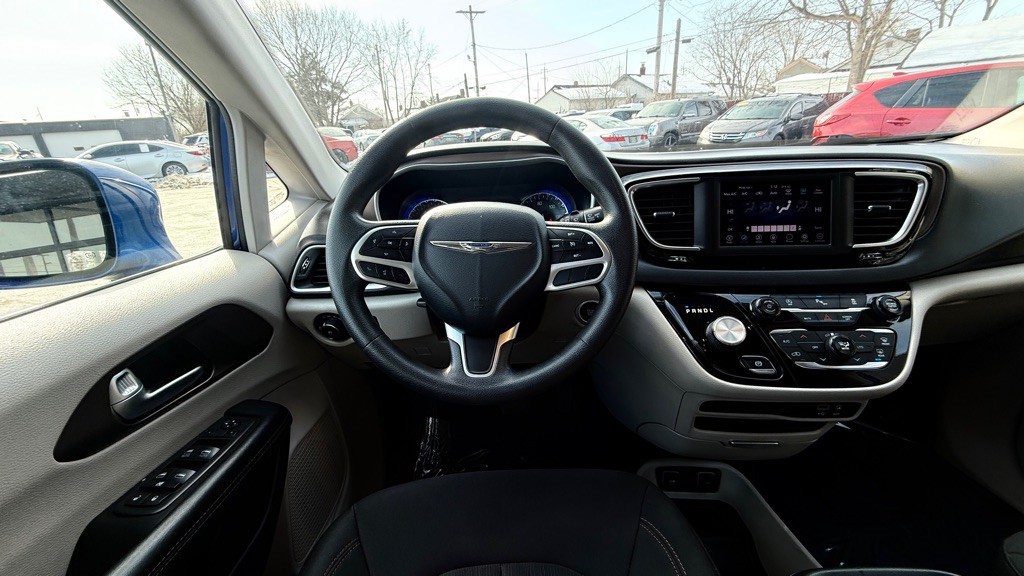 2018 Chrysler Pacifica Image 2