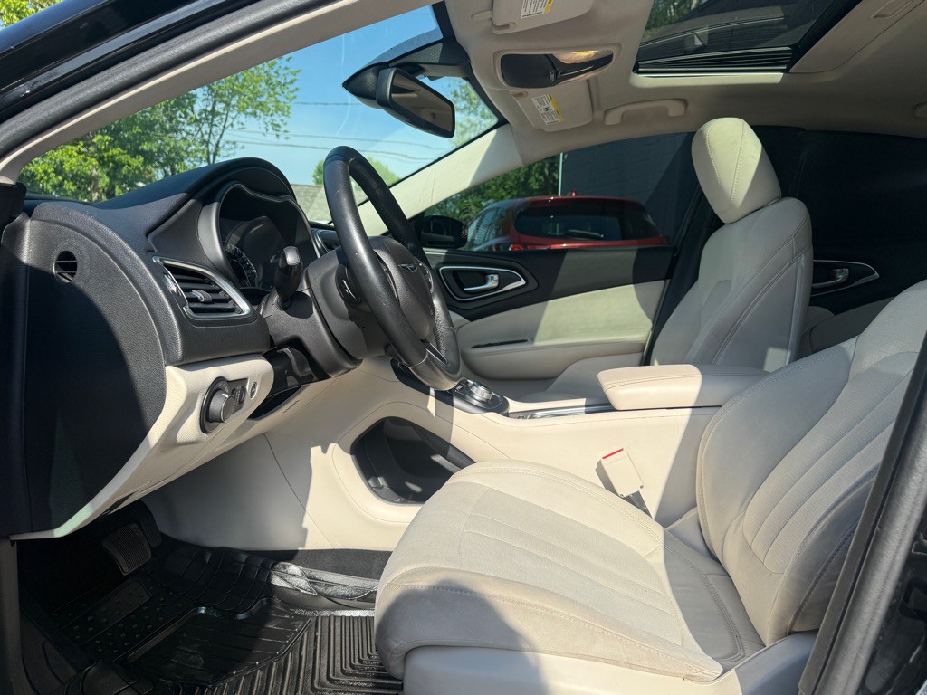 2015 Chrysler 200 Image 2