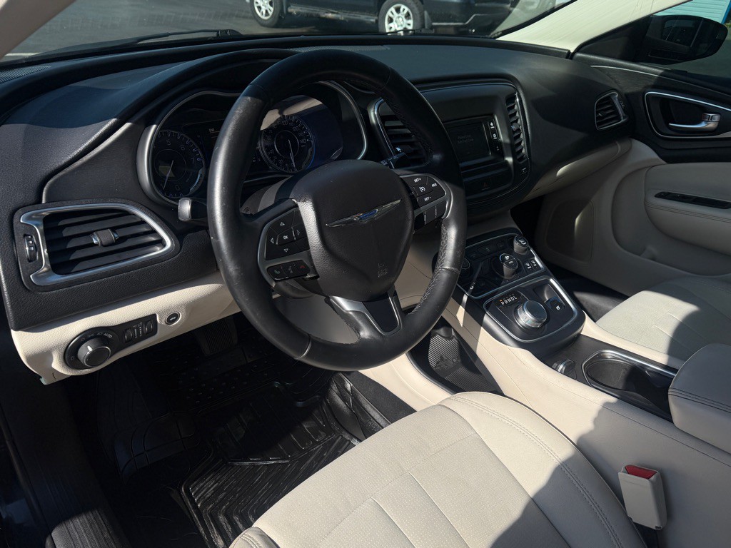 2015 Chrysler 200 Image 3