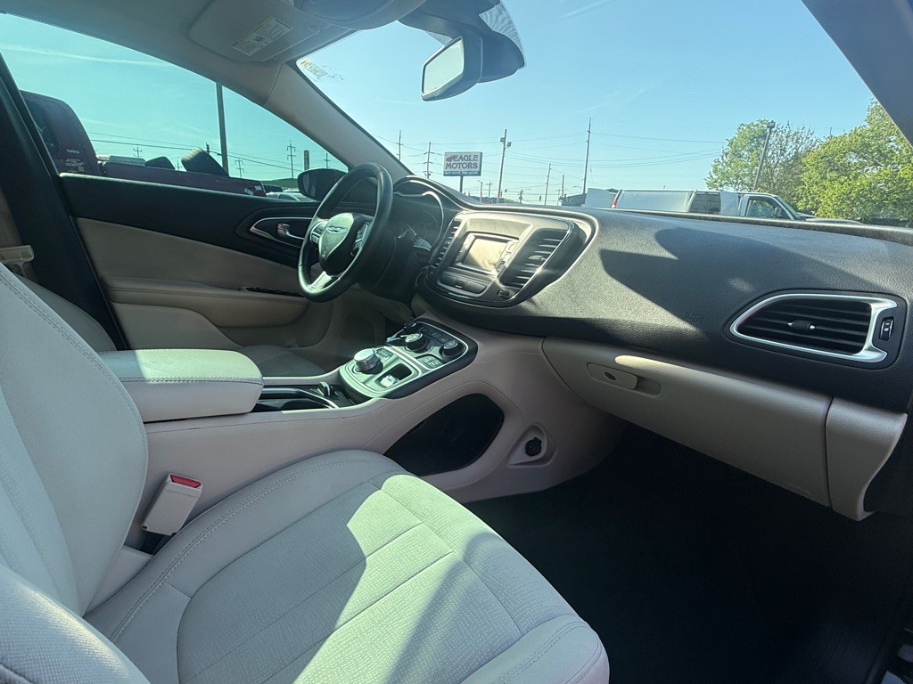 2015 Chrysler 200 Image 5