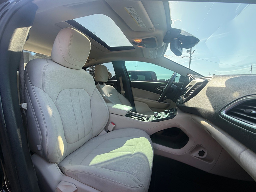 2015 Chrysler 200 Image 6