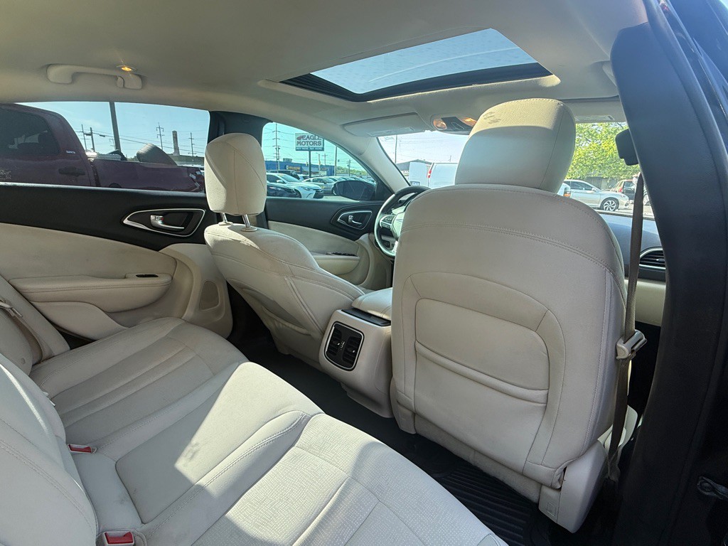 2015 Chrysler 200 Image 7