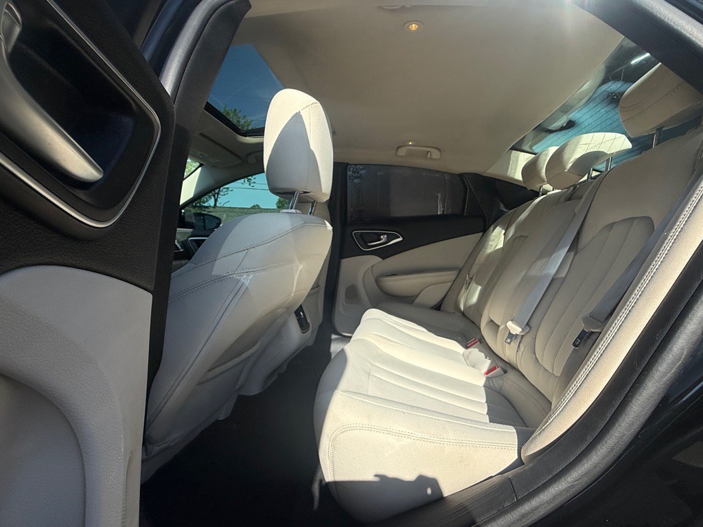 2015 Chrysler 200 Image 8