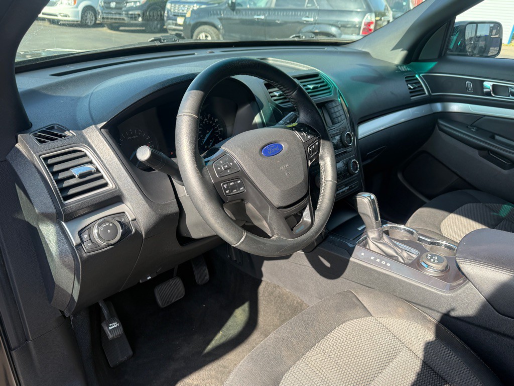 2017 Ford Explorer Image 2
