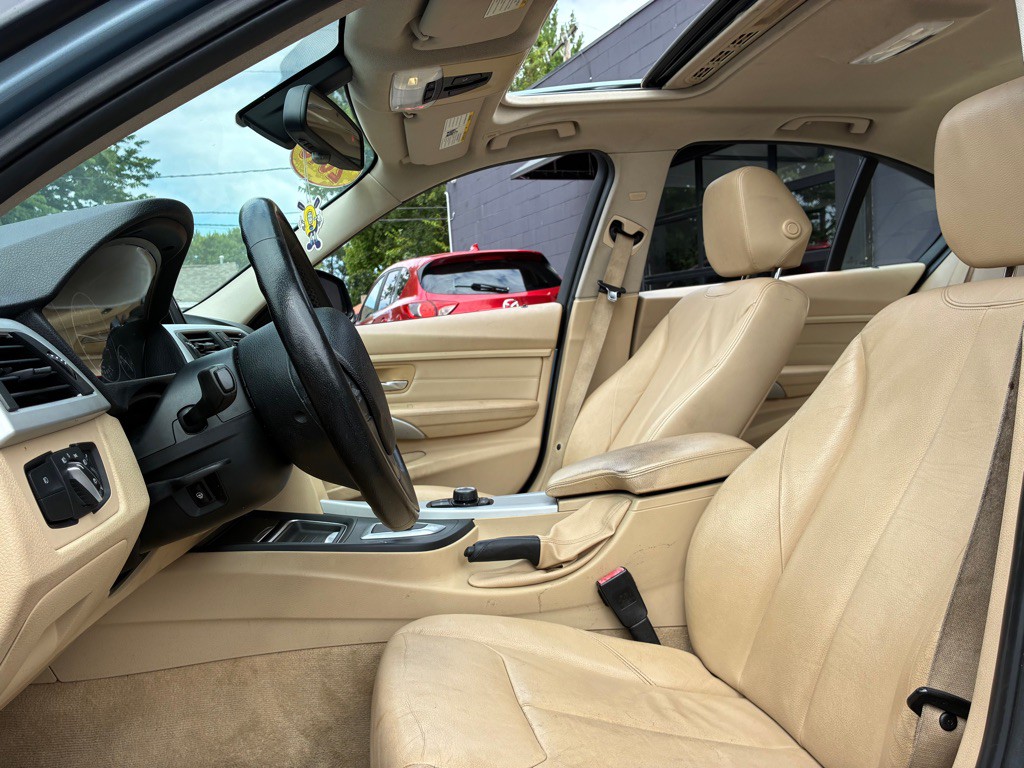 2013 BMW 3 Series Image 2