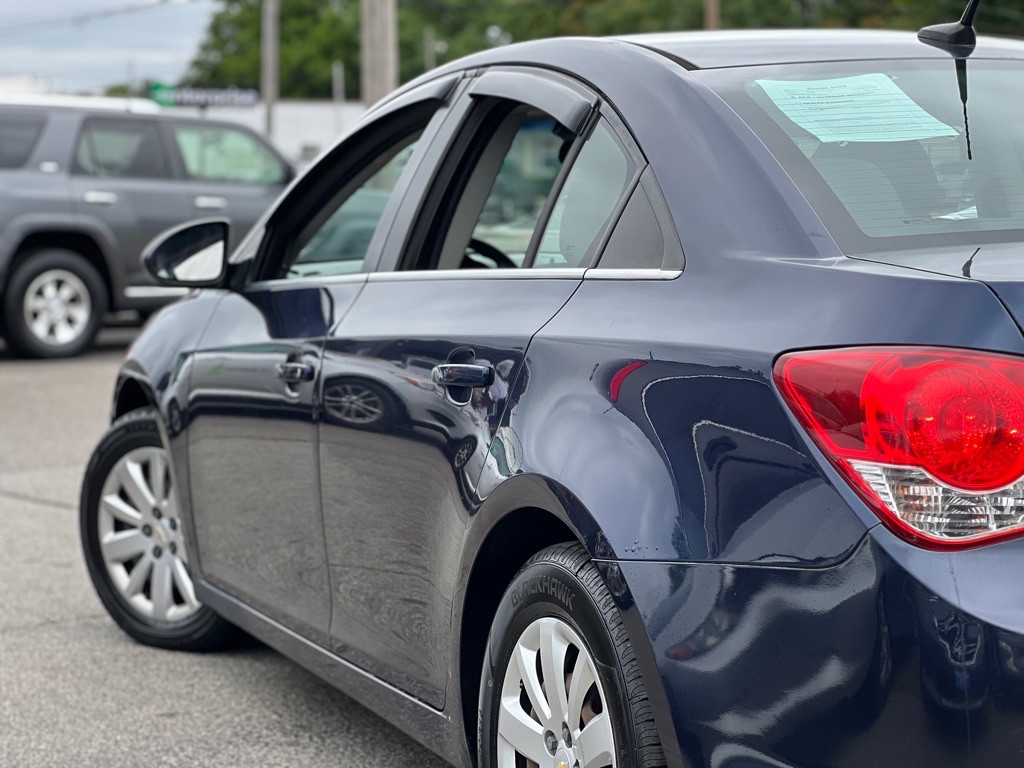 2011 Chevrolet Cruze Image 2