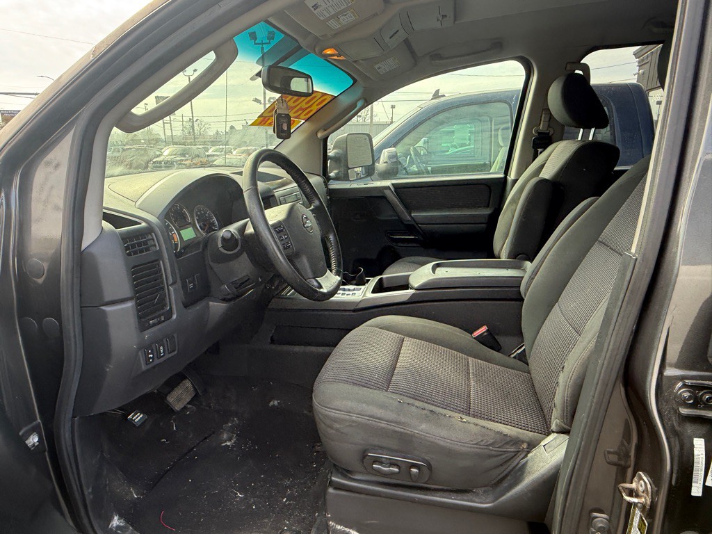 2010 Nissan Titan Image 3